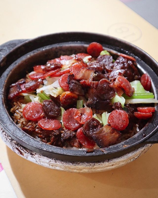 This Claypot Rice with sausages, bacon and pork ribs is really filling and quite decent 👍🏻
.