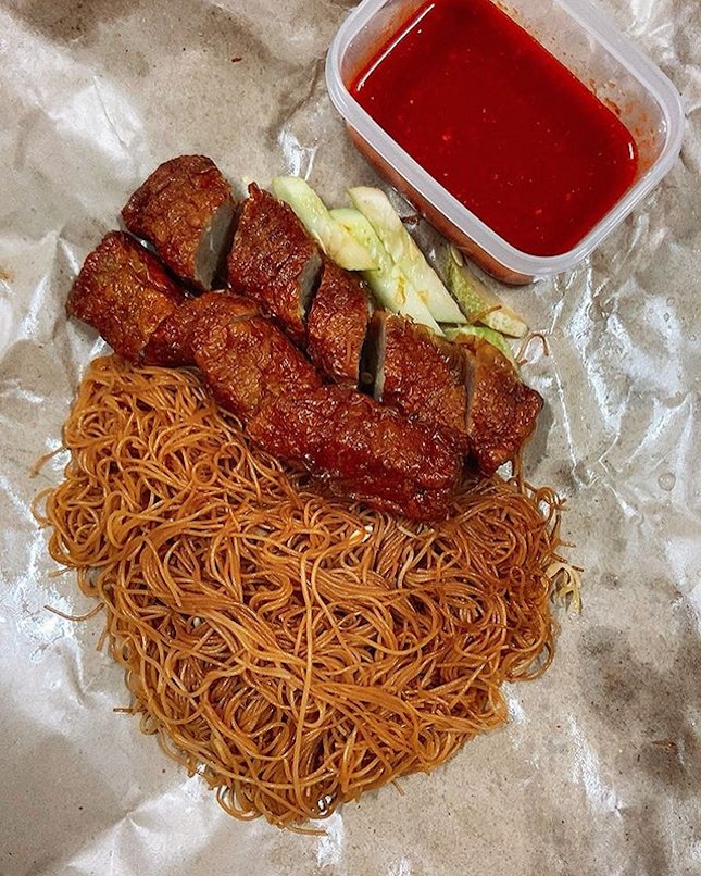 SINGAPORE
Another food that I got from Boon Lay Hawker Centre was this 𝐅𝐫𝐢𝐞𝐝 𝐁𝐞𝐞𝐡𝐨𝐨𝐧 𝐰𝐢𝐭𝐡 𝐍𝐠𝐨𝐡 𝐇𝐢𝐨𝐧𝐠.