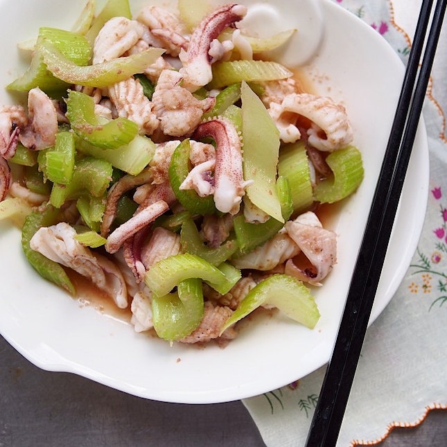 An easy light stir fried of fresh squid and crunchy celery ~ Cantonese style.