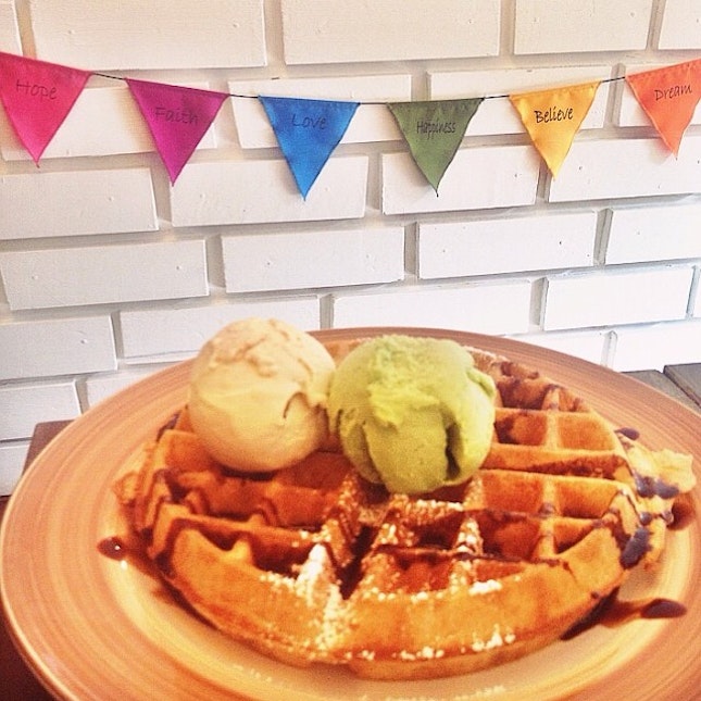 Keep calm & have ice creams with waffle 💜💙💚💛 #sgcafe #cafesg #shrovetuesday #shrovetuesdaysg #shrovetuesday_sg #waffle #icecream #dessert #desserts #foodphotograpy #food #foodporn #instafood #instafoodie #happiness #bless #yummy #love #foodstagram