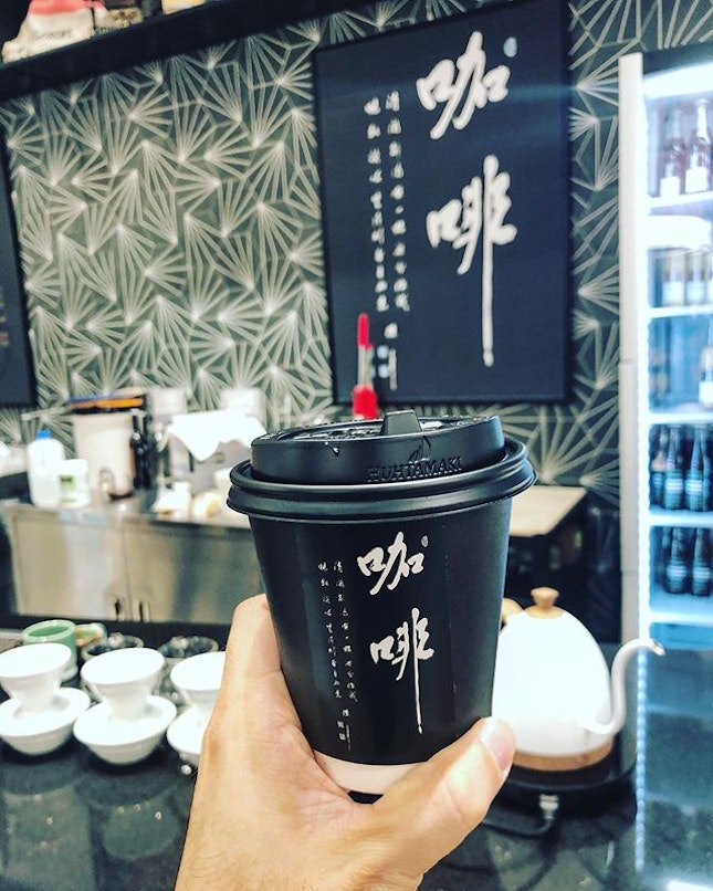 咖啡。A small coffee bar tucked inside Fairprice Xtra VivoCity, Tiong Hoe Speciality Coffee serves up a mean cup of Flat White ($5.40) with a dark nutty finish.