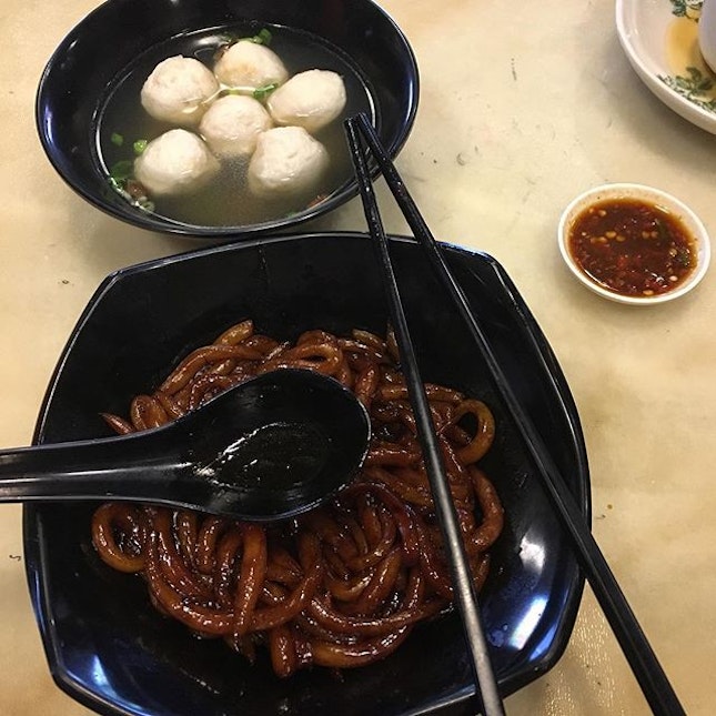 Springy fishballs with my favourite noodle-'mouse tail noodle' (direct translate from mandarin) :p not to miss the caramelised soy sauce and the chili sauce too!