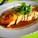 Hainanese Chicken Rice
For those who are into heavy salty tasting yet delicious boneless chicken rice, look no further...