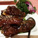 Coffee Pork Ribs consisted of tender mini racks of ribs marinated and cooked with coffee powder to give the flesh a heavy dose of sweet caffeine fragrance.