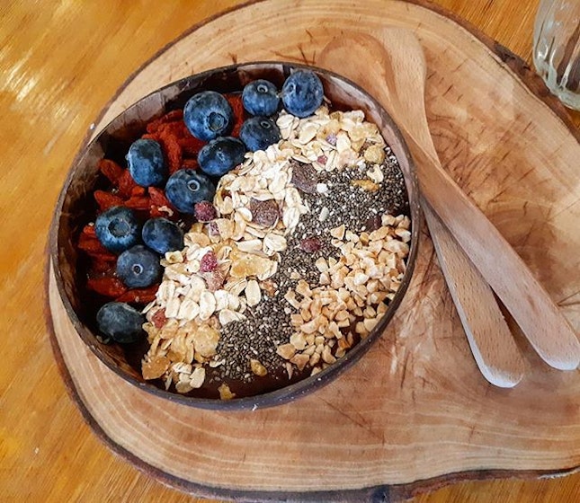 [New Post up on Blogsite] 👉 click active link in bio to find out what healthy delicacies we had at @enchantedcafe , such as this Acai Bowl (SGD$12.00) under the "Build Your Own" section.