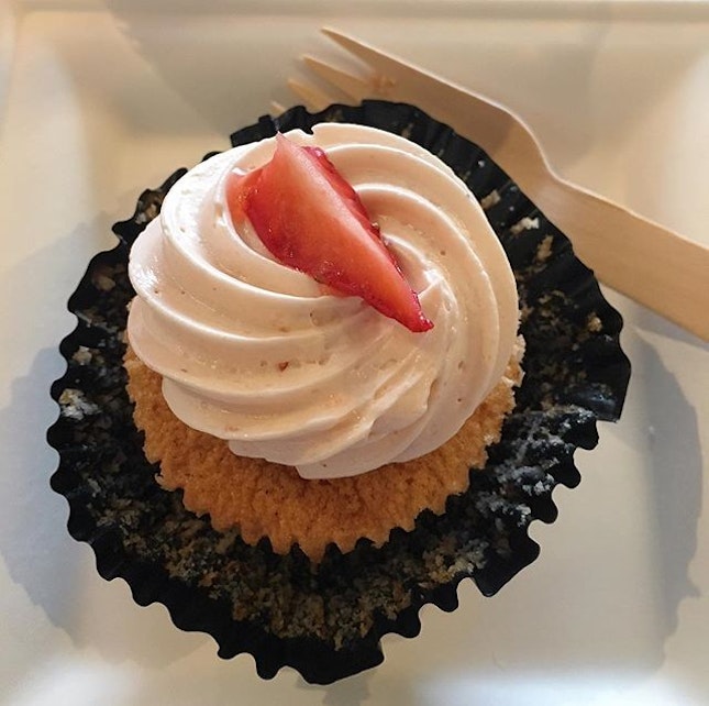 Just in time to try out one of PV's February flavours of the Month - lychee whipped cream encased in a strawberry cake, topped with strawberry-lychee Swiss meringue frosting.
