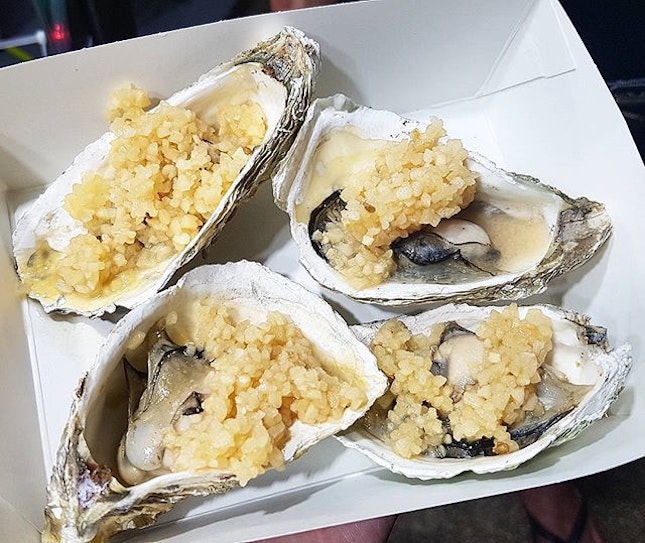 Singapore annual largest pasar malam: Geylang Serai Ramadan Bazaar~ -
[Oyster Gangster]
I chose butter and garlic to go with my oysters, there are also different sauce you can choose from.