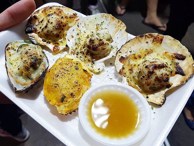 Singapore annual largest pasar malam: Geylang Serai Ramadan Bazaar~ -
[Shellburn Seafood]
The scallops are grilled just nice but the mussel is overcooked, the mini crab shell is filled with mixture of seafood paste and serve with fish sauce.