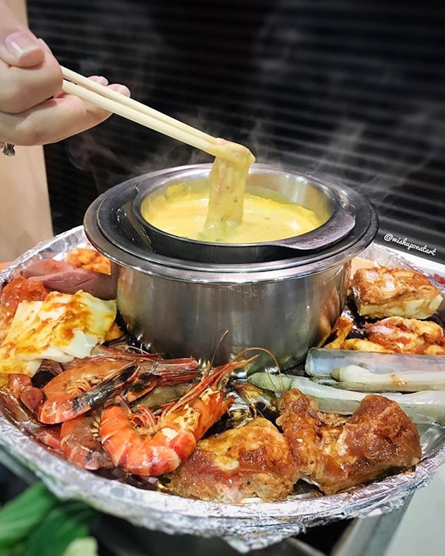 Almost like angmoh's cheese fondue, this cheesy nacho dip bbq hotplate is very much comforting and in my opinion, a great no-frills dinner choice for a group of friends.