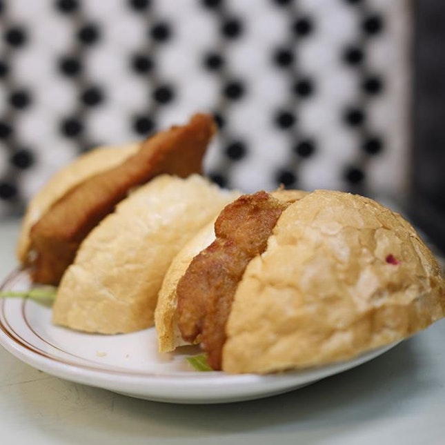This pork bun is simply satisfying - crispy bun with fried pork chop that is not too dry and has a nice texture.
