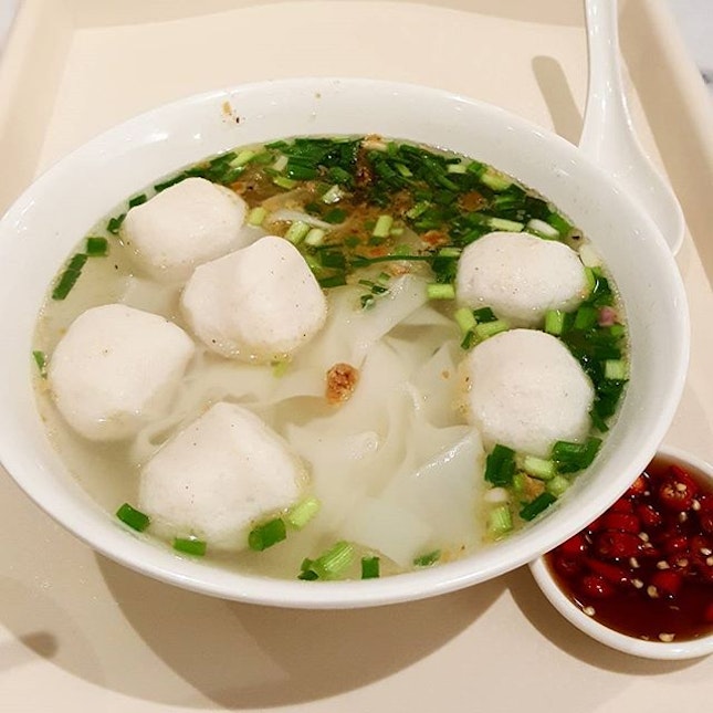 Fishball Noodle $6.50
Huge portion of Kwetiau and 6 fresh Fishball with generous amount of chopped leek that gives an aromatic soup.