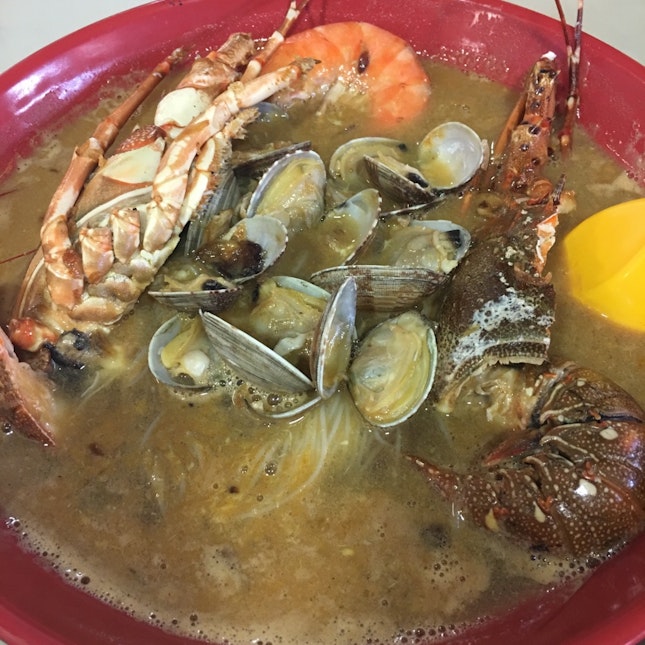 Lobster MeeHoon Soup (龙虾米粉汤)