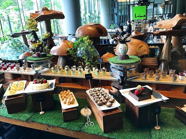Lime lunch buffet ($48)
.