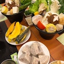 Each set comes with a pot of vegetables, fishball, prawn as also a bowl of rice, in addition to a meat of your choice.