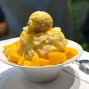 Refreshing mango dessert at Ximending mango ice~ apparently, the owners founded the shop to help out farmers in their hometown sell their fresh and delicious mangoes to deal with the problem of oversupply.