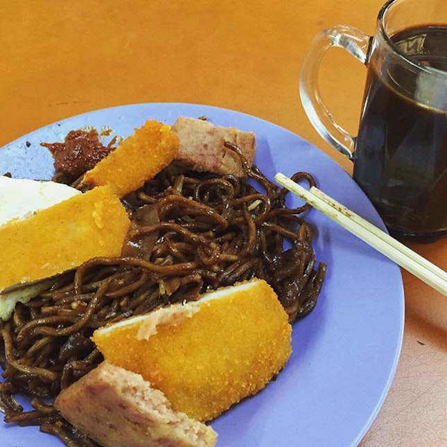 Economic noodles and kopi siu dai for breakfast!