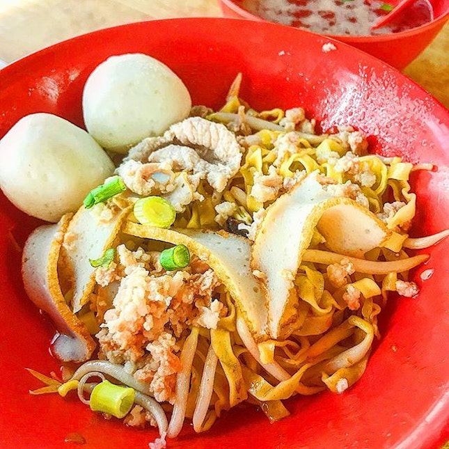 We chanced upon a very crowded coffeeshop in Simpang Bedok and they served fishball noodles!