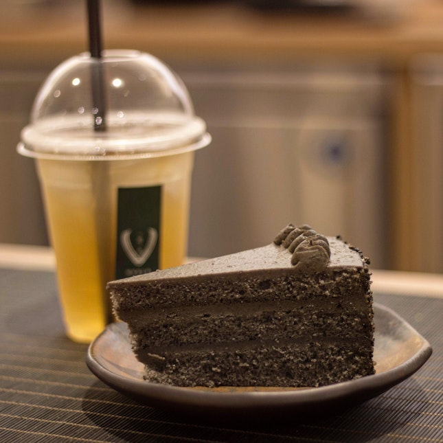 Going Nuts For Goma All Day Everyday!!!! Goma Cake($7.50) & Oolong 1925 Cold Brew ($6.50)