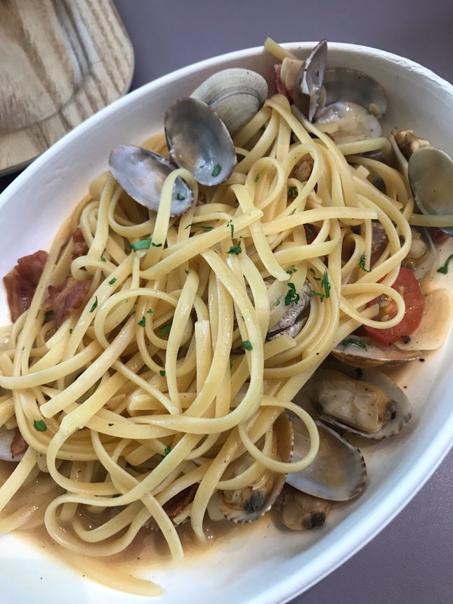 Little Neck Clams and Bacon Pasta ($14.9)