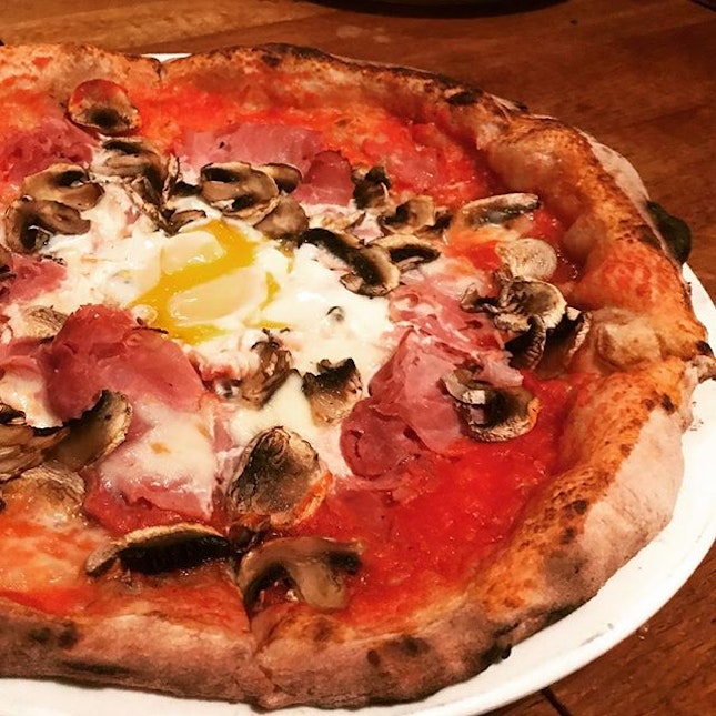 Dinner / 7 Sept 2018: Italian TGIF with simply delicious handmade pizza topped with cheese (fior di latte), parma harm, mushrooms and runny egg.
