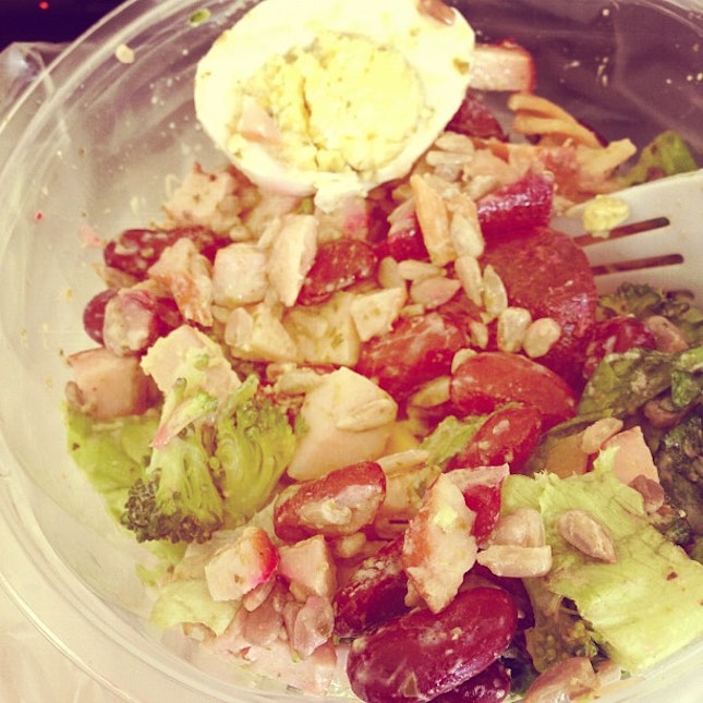 #Lunch !! Packed a lovely salad: lettuce, broccoli, spirali, beetroot,kidney beans, sunflower seeds, egg,smoked chicken #eatclean #cleaneats #healthyliving #healthyfood #makeitcount #diet #discipline #food #foodig #fitness #fitnessgoal #sharefood #foodstagram #foodpic #fitspiration #livelean #salad #instafood #instagood #instagram #instalunch #dedication #determination