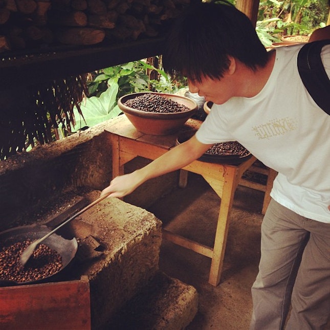 The bro roasting some #coffee #ubud #bali