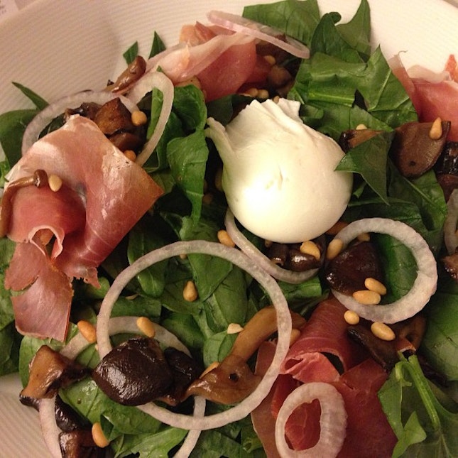 Spinach, prosciutto ham, poached egg appetiser.