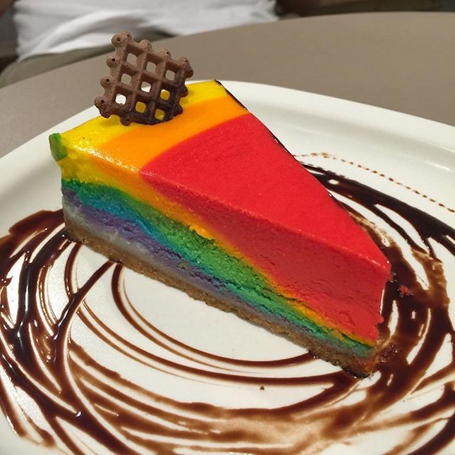 Super colorful rainbow cheese cake that tastes of skittles!