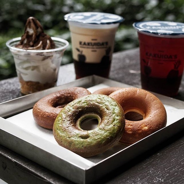 Baked donuts paired with kurozu beverages.