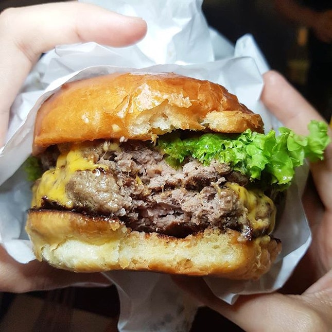 Juicy #burgers ft #blackangus #beef, #wagyu, #impossiblefoods and #omnipork to be had at @burgerlabo .