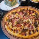 [Club Meatballs] - Never thought of using meatball as pizza toppings but Club Meatball Pizza ($22) did it seamlessly.