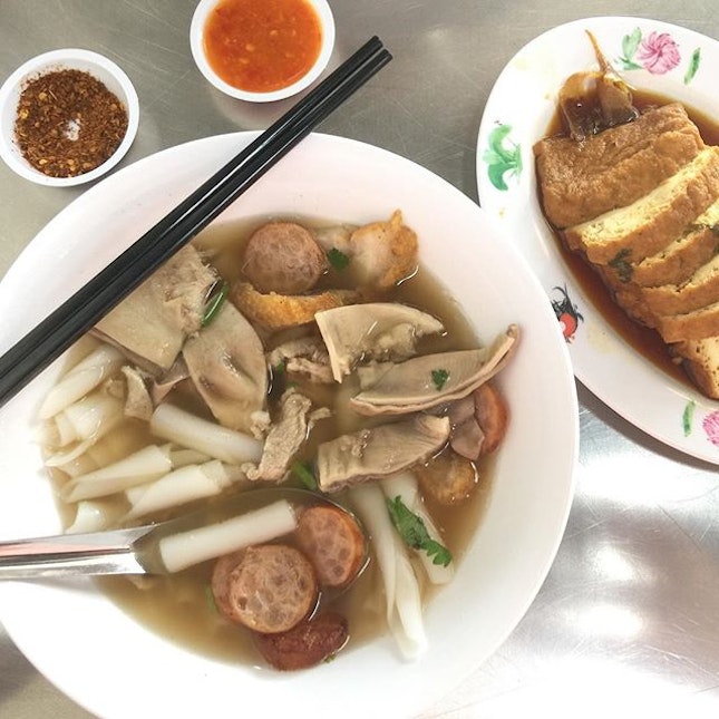 [Yaowarat Thai Kway Chap] - Unlike the dark coloured soup based type in Singapore, the Signature Thai Kway Chap ($5) comes in a white peppery soup base.
