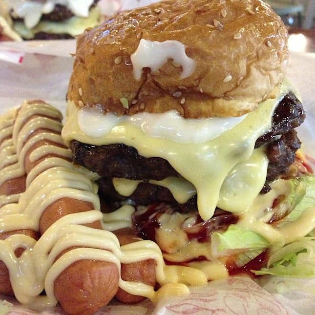 #beef #burger for #supper #yummy #fotd #foodie #foodgasm #foodporn #food  #potd #sausages #cheese #mayo #alhamdulillah #syukur