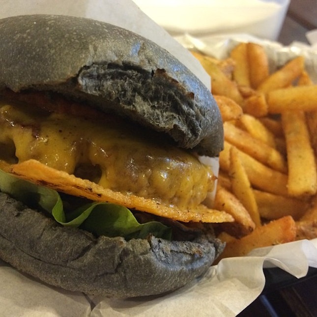 #lunch #burger #myburgerlab #beefburger #beef #fries #fotd #yummy #awesome #vscocam #instafood #doubletap #lovefood #alhamdulillah @myburgerlab