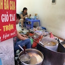 Roadside hawkers #hanoi #street #food #vietnam #2asiangirls1roadtrip