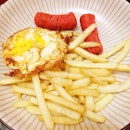 Simple breakfast #breakfast #bfast #sousage #egg #friedegg #frenchfries #potato #food #morning #