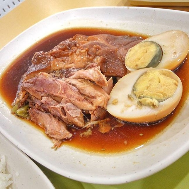 #猪脚饭 is a must at bangkok food courts.