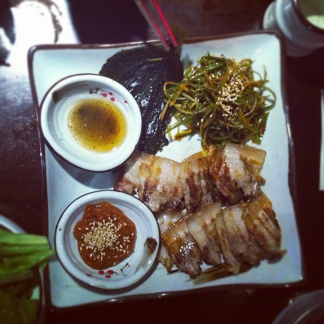 Barbecued pork belly with sesame leaves, chilli paste, olive oil and greens. #food #korean