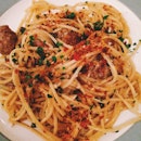 Spaghetti Aglio Oglio with meatballs 💙 #foodpic #foodgasm #foodporn #instafood #instadaily #instago #igersfeaturesyou #tweegram #tagstagram #statigram #iphonesia