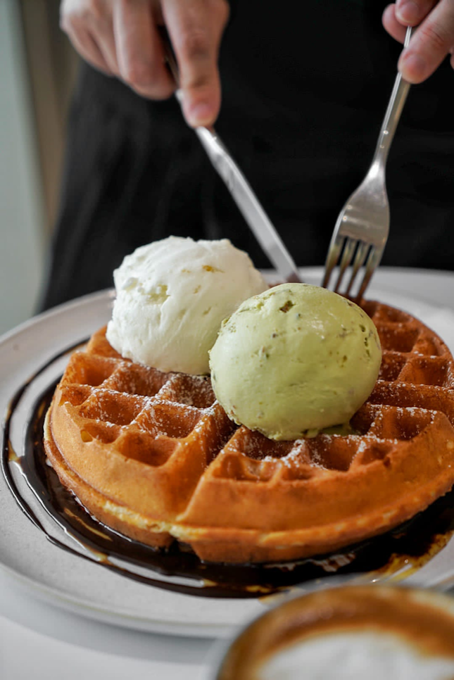 Went down to @moinmoingelato to try their gelato. I ordered their waffle with pistachio and yuzu champagne.